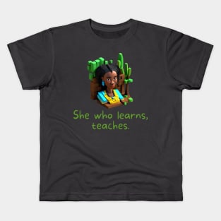 She who learns, teaches - African Proverb Kids T-Shirt